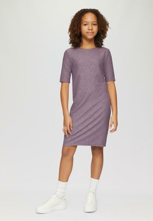 Lila gestricktes Kleid mit kurzen Ärmeln, knielanger Schnitt und lockerer Passform. Kombiniert mit weißen Sneakers und gerippten weißen Socken.