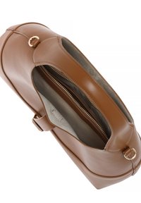 Borsa a mano in pelle marrone con forma strutturata, chiusura superiore con cerniera e dettagli in metallo dorato. Interno con fodera liscia e tasca con zip.