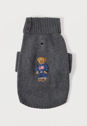 Pull gris tricoté pour chien avec un col côtelé et un ours en peluche brodé portant un jean et un pull avec le drapeau américain.