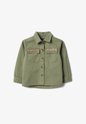 Camisa verde oliva abotonada con mangas largas, que cuenta con dos bolsillos delanteros y bordado decorativo en rosa y floral en el pecho.