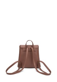 Sac en cuir marron avec des sangles réglables et une poignée supérieure, présenté de dos sur un fond blanc.