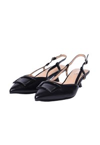 Scarpe slingback in pelle verniciata nera con punta affusolata e una fibbia quadrata decorativa sul davanti. Tacco basso, finitura liscia.