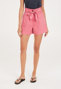 Pantaloni corti alti di vita rosa con cintura legata e due tasche frontali. Realizzati in tessuto leggero, presentano un orlo pulito e una vestibilità rilassata.