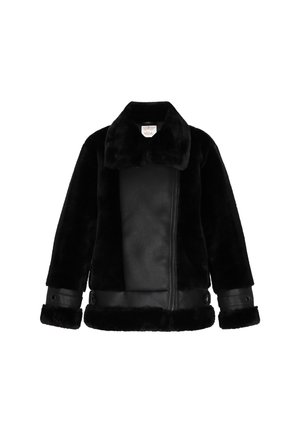 Chaqueta negra de piel sintética y cuero con un amplio collar, cremallera asimétrica en el frontal y detalles de hebilla en los puños y el dobladillo.
