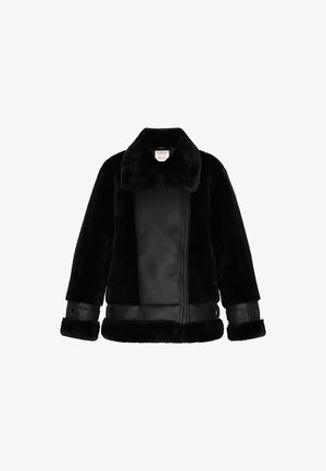 Fekete műszőrme és bőr dzseki széles gallérral, aszimmetrikus elülső cipzárral, és csat részletekkel a mandzsettákon és az alján.