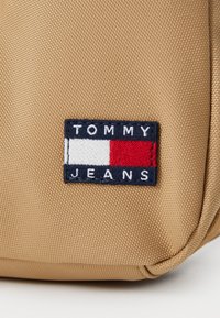Tommy Jeans DAILY SHOULDER BAG - Handbag - natural khaki