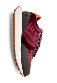 Sneakers sportive con tomaia in satin bordeaux, dettagli in camoscio grigio, linguetta arancione sul tallone e suola intermedia bianca. Presentano una suola in gomma con grip.
