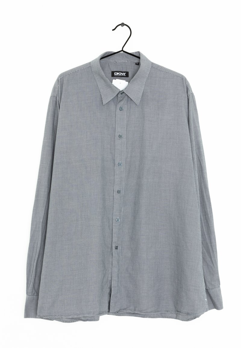Långärmad DKNY-skjorta, grå med ett fint rutmönster, knappstängning framtill, spetsig krage och rak nederkant. Tyget verkar slätt.