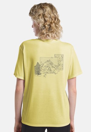 Geel katoenen T-shirt met een zwarte lijntekening van bergen en botanische elementen op de rug, met korte mouwen en een relaxte pasvorm.