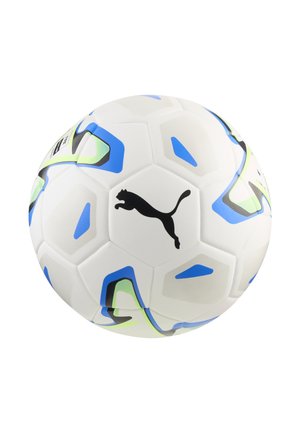 Witte Puma-voetbal met zwart logo, blauwe en groene geometrische accenten en getextureerde zeshoekige panelen op een effen witte achtergrond.