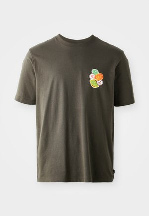 Dunkelolivgrünes Baumwoll-T-Shirt mit Rundhalsausschnitt. Verfügt über ein farbenfrohes Druckdesign mit kreisförmigen Motiven im linken Brustbereich.