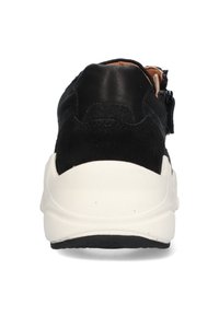 Baskets en daim et cuir noir avec une semelle intermédiaire blanche et une semelle extérieure noire. Comprend une fermeture éclair et des accents en tissu texturé.