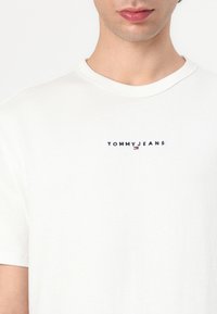 Tommy Jeans LOGO TEE - Trükipildiga T-särk - ecru