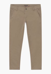 Pantalons en coton beige slim fit avec poches avant, passants de ceinture, fermeture à bouton et étiquette de marque sur la taille.
