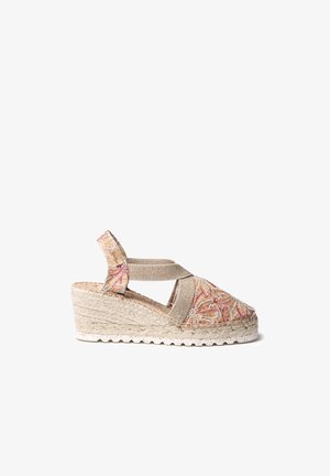 Kampiniai sandalai su gėlių siuvinėjimu viršuje kreminės ir rožinės spalvų, turintys džinsinį platformą ir elastingą kryžminį dirželį.
