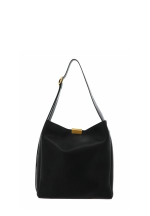 Sac à bandoulière en cuir noir avec une sangle réglable unique et une petite fermoir rectangulaire doré sur un fond blanc uni.