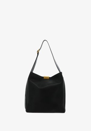 Sac à bandoulière en cuir noir avec une sangle réglable unique et une petite fermoir rectangulaire doré sur un fond blanc uni.
