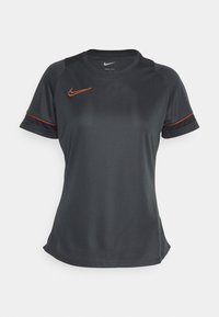 Mörkgrå Nike Dri-FIT kortärmad träningsskjorta med orange swoosh-logotyp och smal orange rand på ärmarna, designad för kvinnor.