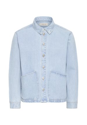 Hellblaue Jeansjacke mit langen Ärmeln, Knopfleiste vorne, zwei Fronttaschen und einem kleinen spitzen Kragen.