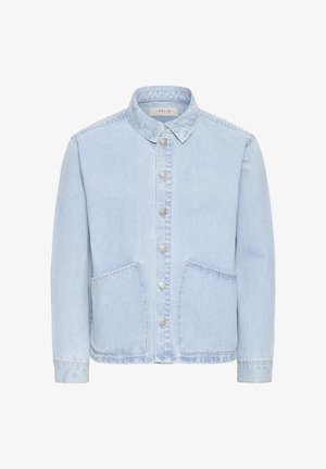 Hellblaue Jeansjacke mit langen Ärmeln, Knopfleiste vorne, zwei Fronttaschen und einem kleinen spitzen Kragen.