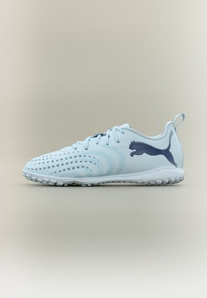 Αθλητικό παπούτσι Puma σε ανοιχτό μπλε χρώμα με υφή στο πέλμα, μπροστινή δέση με κορδόνια και μαύρο λογότυπο Puma στο πλάι, εμφανίζεται σε προφίλ σε ουδέτερο φόντο.