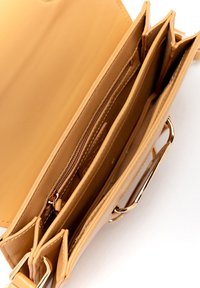 Borsa a mano in pelle tan con molteplici scomparti, inclusa una tasca con zip e slot per carte. Presenta hardware in tonalità oro e un design elegante.
