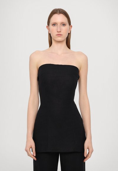 Top noir sans bretelles avec un corsage ajusté et un ourlet évasé. Fabriqué en tissu texturé, il présente des lignes épurées et un design minimaliste.