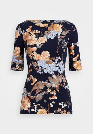 Marineblå kortærmet top med blomsterprint i nuancer af beige, brun, grå og lyseblå, med rund halsudskæring.