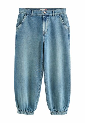 Hellblaue Jeanshose mit elastischen Bündchen, vorderem Knopf- und Reißverschluss sowie schrägen Seitentaschen.