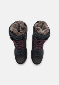 Bottes d'hiver noires avec doublure en fourrure, lacets rose et gris, et extérieur imperméable. Conçues pour des conditions hivernales.