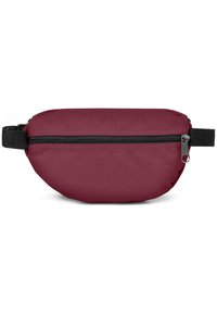 Mörkröd tygbälteväska med dragkedjeslutning, svarta dragkedjeaccentuer och en avtagbar svart rem för justerbar bärning.