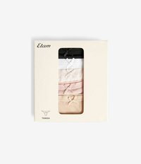 Juego de cuatro tangas en negro, blanco, rosa claro y nude, con lazos decorativos y tejido suave, empaquetadas en una caja crema.