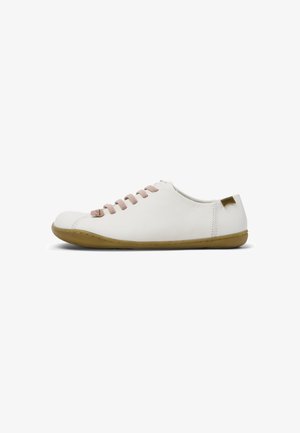 Scarpa in pelle bianca con punta arrotondata, lacci rosa e suola in gomma tan flessibile. Presenta un dettaglio del logo discreto sul tallone.