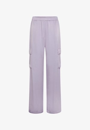 Pantalons cargo larges violets clairs avec une taille élastique, deux poches latérales et une texture douce et lisse.