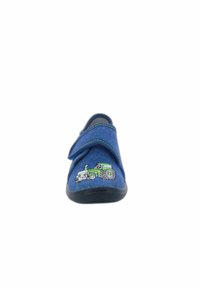 Blauer Stoffschuh mit Velcro-Verschluss, der ein grünes Traktormotiv an der Seite und eine flexible schwarze Gummisohle hat.