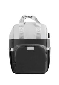 Sac à dos noir et gris avec des accents argentés, comportant deux poignées supérieures, une poche zippée à l'avant et des matériaux texturés. Design simple et moderne.
