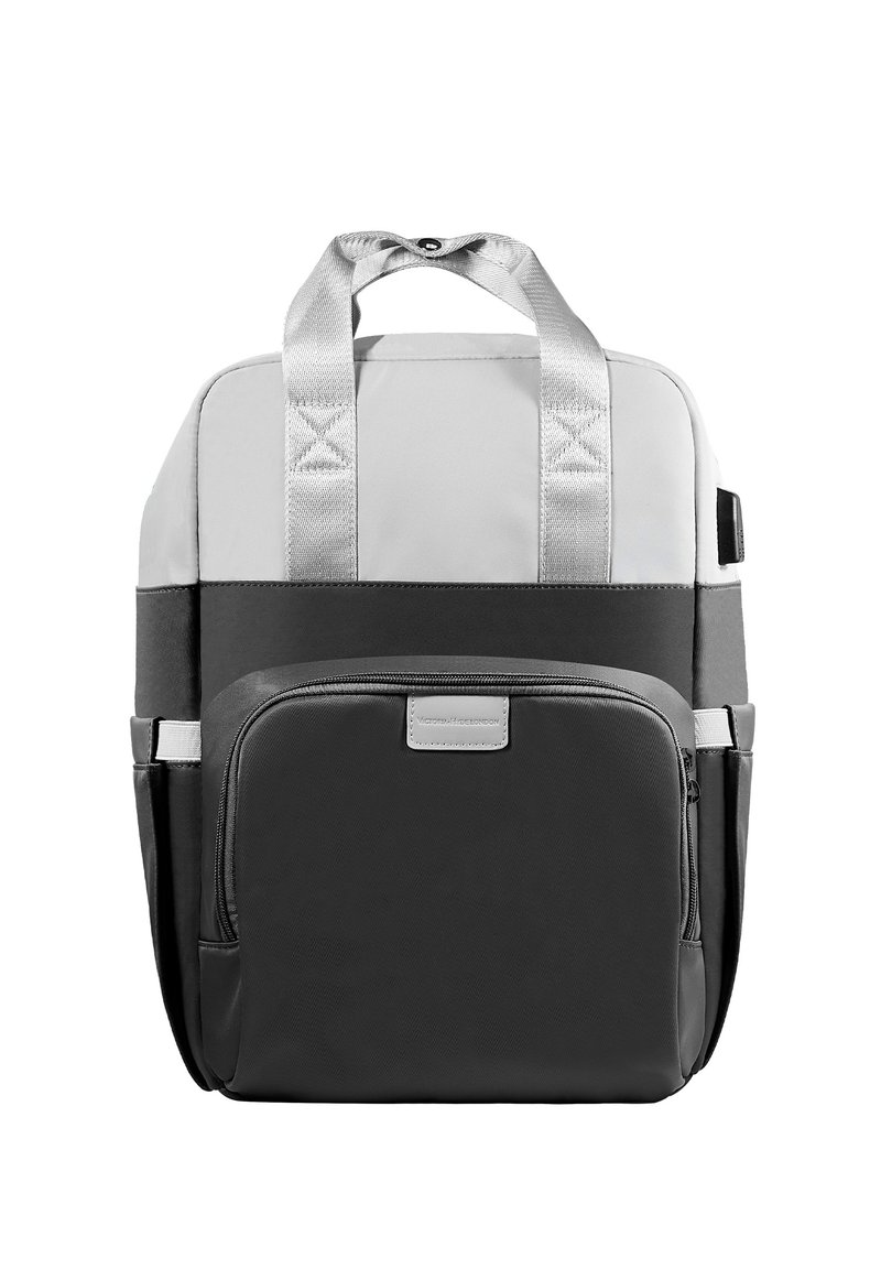 Sac à dos noir et gris avec des accents argentés, comportant deux poignées supérieures, une poche zippée à l'avant et des matériaux texturés. Design simple et moderne.