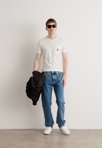 Calvin Klein Jeans CORE MONOGRAM POCKET - T-shirt basic - bright white