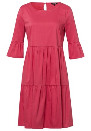 Lyserød knælængde kjole med trekvartlange klokkeærmer, rund halsudskæring og rynkede sømme ved talje og kant for en lagdelt effekt.