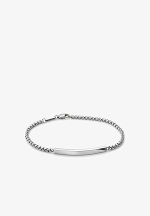 Sølvfarvet kædearmbånd med en buet rektangulær stang og lås med hummerlås på hvid baggrund.