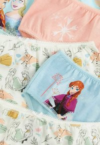 Verpakking van kinderenondergoed met verschillende kleuren en ontwerpen, waaronder personages uit een film, met kantafwerking en geïllustreerde patronen.