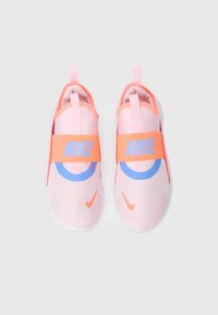 Scarpe slip-on in tessuto rosa con strap arancione che presenta il logo "Nike", accento circolare blu e suola bianca. Texture liscia, senza lacci.