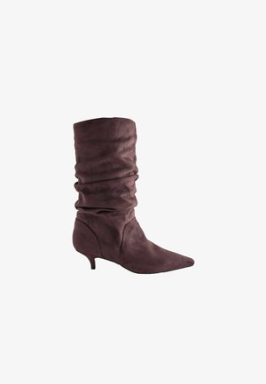 Next, FOREVER COMFORT® SLOUCH POINTED TOE KITTEN HEEL BOOTS FIT - Stiefel - chocolate brown