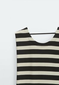 Gestreepte mouwloze top met gedurfde zwarte en crèmekleurige horizontale strepen, een ronde halslijn en een gladde stofstructuur.