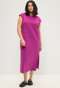 Studio Untold DÉCOLLETÉ ROND FENTE SUR LE CÔTÉ - Žerzejové šaty - magenta