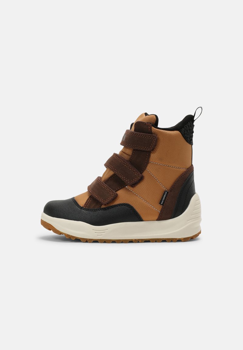 Sapatos de cano alto castanhos e laranjas com três tiras de velcro, parte superior sintética, biqueira de borracha preta e entressola branca. Painel traseiro texturizado.