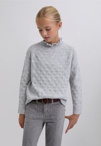 Suéter gris claro de punto con un patrón texturizado de diamantes y cuello con volantes, combinado con pantalones grises que presentan un cinturón con hebilla circular.