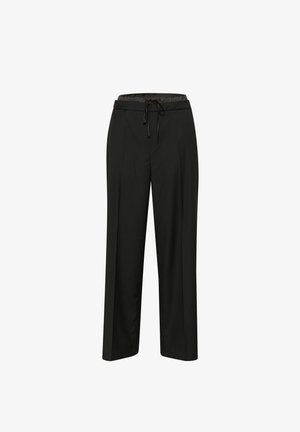 Czarne spodnie szerokie z elastyczną talią, detalem w postaci sznureczka do regulacji oraz plisami z przodu. Gładka tekstura i lekki materiał.