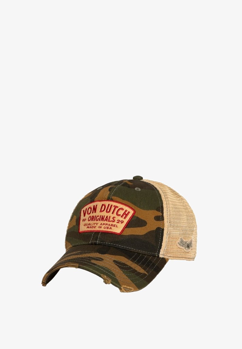 Gorra de béisbol de camuflaje con una parte frontal estructurada y parte trasera de malla. Presenta un parche rojo con "VON DUTCH ORIGINALS" y acentos desgastados en la visera.