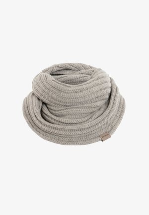 Gehaakte grijze sjaal met ribbelstructuur, opgerold ontwerp en een klein etikettje. De stof lijkt zacht en warm, geschikt voor koud weer.